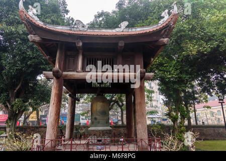 Giant brass Bell, die jeden Abend am Tempel der Literatur in Hanoi, Vietnam Klang ist Stockfoto