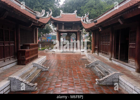 Riesige messing Glocke, die jeden Abend um den Tempel der Literatur in Hanoi, Vietnam Klang ist Stockfoto