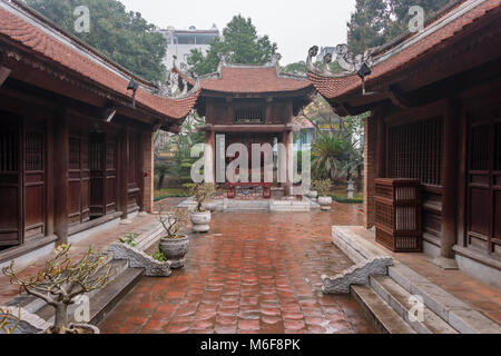 Riesige hölzerne Trommel, die jeden Morgen im Tempel der Literatur in Hanoi, Vietnam Klang ist Stockfoto