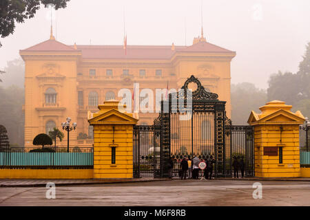 Präsidentenpalast in Hanoi, Vietnam ist praktisch durch Smog durch Verschmutzung verursachten versteckt. Stockfoto