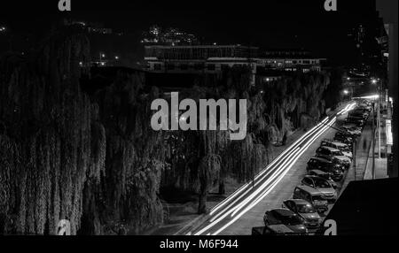 Thimpu, Bhutan Hauptstraße Norzin Lam bei Nacht mit Kopieren in Schwarzweiß Stockfoto