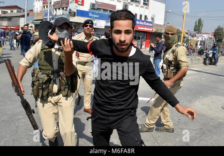 Srinagar, Indien. 29 Sep, 2017. Indische Polizisten verhaften ein Kaschmirischen schiitischen Trauernder, wie sie Einschränkungen während einer Muharram Prozession in Srinagar, Kashmir widersetzten. Polizei vereitelten Versuch von über einem Dutzend der schiitischen Trauernde zu Prozession am achten Tag des Muharram. Credit: SAQIB MAJEED 2 2.jpg SOPA/Images/ZUMA Draht/Alamy leben Nachrichten Stockfoto