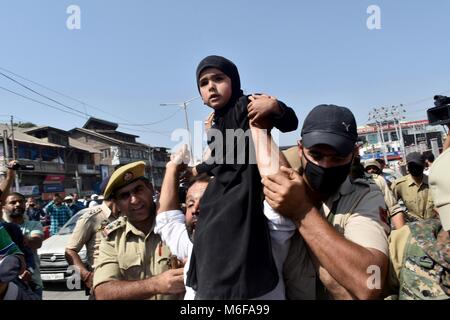 Srinagar, Indien. 29 Sep, 2017. Indische Polizisten verhaften Eine junge Kaschmirischen schiitischen Trauernder, wie sie Einschränkungen während einer Muharram Prozession in Srinagar, Kashmir widersetzten. Polizei vereitelten Versuch von über einem Dutzend der schiitischen Trauernde zu Prozession am achten Tag des Muharram. Credit: SAQIB MAJEED 7 .jpg /SOPA Images/ZUMA Draht/Alamy leben Nachrichten Stockfoto