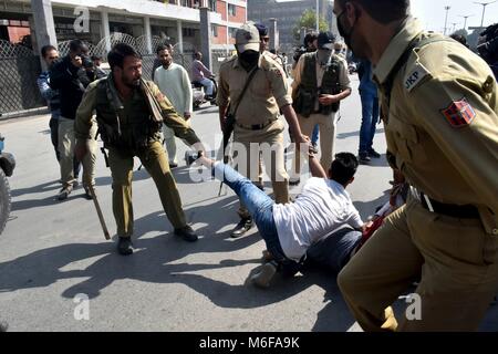 Srinagar, Indien. 29 Sep, 2017. Indische Polizisten verhaften ein Kaschmirischen schiitischen Trauernder, wie sie Einschränkungen während einer Muharram Prozession in Srinagar, Kashmir widersetzten. Polizei vereitelten Versuch von über einem Dutzend der schiitischen Trauernde zu Prozession am achten Tag des Muharram. Credit: SAQIB MAJEED 4 .jpg /SOPA Images/ZUMA Draht/Alamy leben Nachrichten Stockfoto