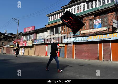 Srinagar, Indien. 29 Sep, 2017. Ein Kaschmirischen schiitischen trauernder Spaziergänge in Richtung des Muharram Prozession in Srinagar, Kashmir. Polizei vereitelten Versuch von über einem Dutzend der schiitischen Trauernde zu Prozession am achten Tag des Muharram. Credit: SAQIB MAJEED 10 .jpg /SOPA Images/ZUMA Draht/Alamy leben Nachrichten Stockfoto