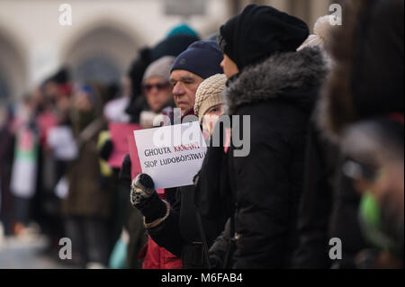 Krakau, Polen. 3 Mär, 2018. Eine Frau hält ein Papier sagt 'top Blutungen stoppen Völkermord'' während ein stiller Protest gegen die ständigen Bombardierung von ghuta neben dem Hauptplatz in Krakau. syrische Regierung Kräfte weiterhin Bombardierung der Stadt Ghuta in Syrien, bei denen mehrere Zivilisten während der internationale Druck immer nachfragen, das Gemetzel in der Rebel Enklave zu stoppen. Credit: DHP 3663.jpg /SOPA Images/ZUMA Draht/Alamy leben Nachrichten Stockfoto