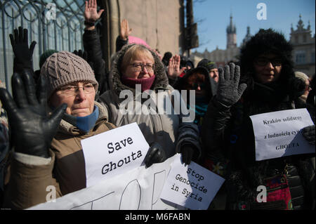 Krakau, Polen. 3 Mär, 2018. Leute sorgen ein stiller Protest gegen die ständigen Bombardierung von ghuta neben dem Hauptplatz in Krakau. syrische Regierung Kräfte weiterhin Bombardierung der Stadt Ghuta in Syrien, bei denen mehrere Zivilisten während der internationale Druck immer nachfragen, das Gemetzel in der Rebel Enklave zu stoppen. Credit: DHP 3703.jpg /SOPA Images/ZUMA Draht/Alamy leben Nachrichten Stockfoto