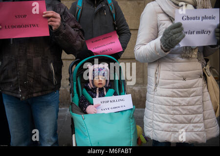 Krakau, Polen. 3 Mär, 2018. Ein Baby hält ein Papier sagt 'Top töten, Speichern Ghuta'' während ein stiller Protest gegen die ständigen Bombardierung von ghuta neben dem Hauptplatz in Krakau. syrische Regierung Kräfte weiterhin Bombardierung der Stadt Ghuta in Syrien, bei denen mehrere Zivilisten während der internationale Druck immer nachfragen, das Gemetzel in der Rebel Enklave zu stoppen. Credit: DHP 3616.jpg /SOPA Images/ZUMA Draht/Alamy leben Nachrichten Stockfoto