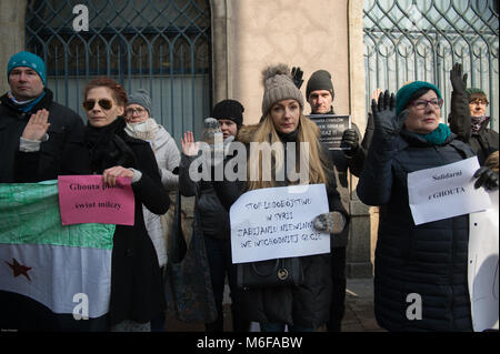 Krakau, Polen. 3 Mär, 2018. Leute sorgen ein stiller Protest gegen die ständigen Bombardierung von ghuta neben dem Hauptplatz in Krakau. syrische Regierung Kräfte weiterhin Bombardierung der Stadt Ghuta in Syrien, bei denen mehrere Zivilisten während der internationale Druck immer nachfragen, das Gemetzel in der Rebel Enklave zu stoppen. Credit: DHP 3694.jpg /SOPA Images/ZUMA Draht/Alamy leben Nachrichten Stockfoto