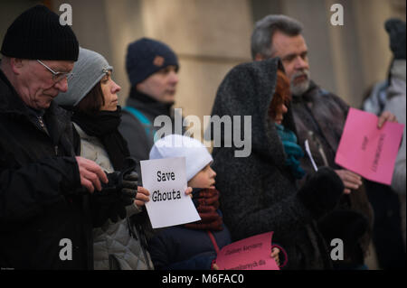 Krakau, Polen. 3 Mär, 2018. Eine Frau hält ein Papier sagen ''Speichern Ghuta'' während ein stiller Protest gegen die ständigen Bombardierung von ghuta neben dem Hauptplatz in Krakau. syrische Regierung Kräfte weiterhin Bombardierung der Stadt Ghuta in Syrien, bei denen mehrere Zivilisten während der internationale Druck immer nachfragen, das Gemetzel in der Rebel Enklave zu stoppen. Credit: DHP 3600.jpg /SOPA Images/ZUMA Draht/Alamy leben Nachrichten Stockfoto