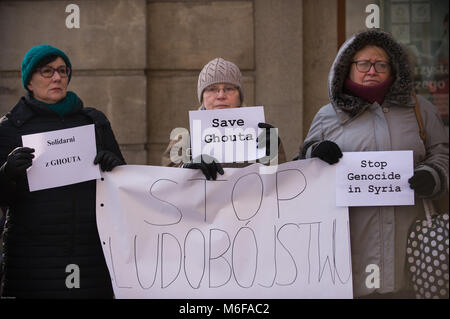 Krakau, Polen. 3 Mär, 2018. Drei Frauen halten Plakate hoch, während ein stiller Protest gegen die ständigen Bombardierung von ghuta neben dem Hauptplatz in Krakau. syrische Regierung Kräfte weiterhin Bombardierung der Stadt Ghuta in Syrien, bei denen mehrere Zivilisten während der internationale Druck immer nachfragen, das Gemetzel in der Rebel Enklave zu stoppen. Credit: DHP 3602.jpg /SOPA Images/ZUMA Draht/Alamy leben Nachrichten Stockfoto