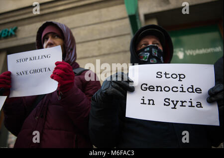 Krakau, Polen. 3 Mär, 2018. Ein Mann hält ein Papier sagt 'top Völkermord in Syrien'' während ein stiller Protest gegen die ständigen Bombardierung von ghuta neben dem Hauptplatz in Krakau. syrische Regierung Kräfte weiterhin Bombardierung der Stadt Ghuta in Syrien, bei denen mehrere Zivilisten während der internationale Druck immer nachfragen, das Gemetzel in der Rebel Enklave zu stoppen. Credit: DHP 3591.jpg /SOPA Images/ZUMA Draht/Alamy leben Nachrichten Stockfoto