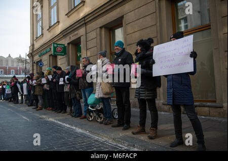 Krakau, Polen. 3 Mär, 2018. Leute sorgen ein stiller Protest gegen die ständigen Bombardierung von ghuta halten Plakate hoch, neben dem Hauptplatz in Krakau. syrische Regierung Kräfte Bombardierung der Stadt Ghuta in Syrien weiter, bei denen mehrere Zivilisten während der internationale Druck immer nachfragen, das Gemetzel in der Rebel Enklave zu stoppen. Credit: DHP 3585.jpg /SOPA Images/ZUMA Draht/Alamy leben Nachrichten Stockfoto