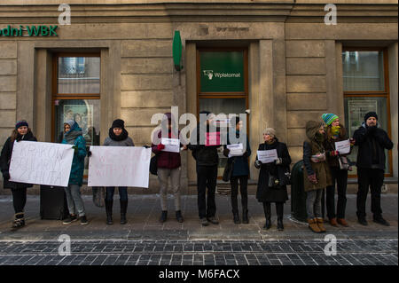 Krakau, Polen. 3 Mär, 2018. Leute sorgen ein stiller Protest gegen die ständigen Bombardierung von ghuta halten Plakate hoch, neben dem Hauptplatz in Krakau. syrische Regierung Kräfte Bombardierung der Stadt Ghuta in Syrien weiter, bei denen mehrere Zivilisten während der internationale Druck immer nachfragen, das Gemetzel in der Rebel Enklave zu stoppen. Credit: DHP 3571.jpg /SOPA Images/ZUMA Draht/Alamy leben Nachrichten Stockfoto