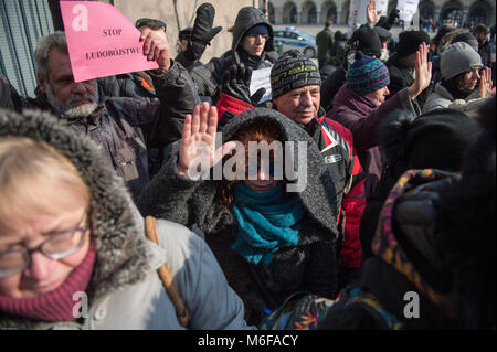 Krakau, Polen. 3 Mär, 2018. Leute sorgen ein stiller Protest gegen die ständigen Bombardierung von ghuta neben dem Hauptplatz in Krakau. syrische Regierung Kräfte weiterhin Bombardierung der Stadt Ghuta in Syrien, bei denen mehrere Zivilisten während der internationale Druck immer nachfragen, das Gemetzel in der Rebel Enklave zu stoppen. Credit: DHP 3709.jpg /SOPA Images/ZUMA Draht/Alamy leben Nachrichten Stockfoto