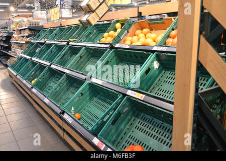 Post Schnee, niedrige Bestände in den Regalen der Supermärkte in Tesco Fforestfach Stockfoto