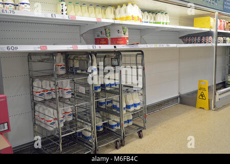 Post Schnee, niedrige Bestände in den Regalen der Supermärkte in Tesco Fforestfach Stockfoto