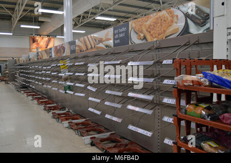 Post Schnee, niedrige Bestände in den Regalen der Supermärkte in Tesco Fforestfach Stockfoto