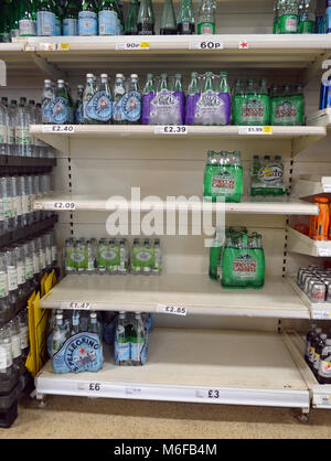 Post Schnee, niedrige Bestände in den Regalen der Supermärkte in Tesco Fforestfach Stockfoto