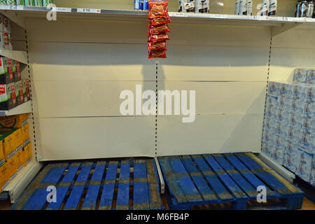 Post Schnee, niedrige Bestände in den Regalen der Supermärkte in Tesco Fforestfach Stockfoto