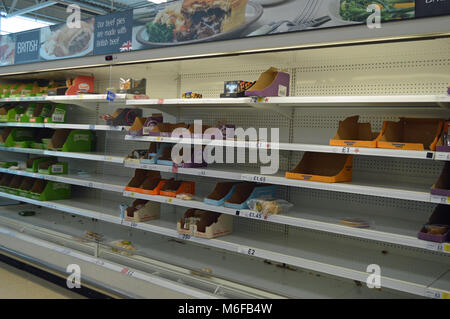 Post Schnee, niedrige Bestände in den Regalen der Supermärkte in Tesco Fforestfach Stockfoto