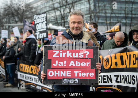 München, Deutschland. 3 Mär, 2018. Animal Rights Aktivist und Schauspieler Hannes Jaenicke hält ein Schild mit der Aufschrift "Zirkus? Ja! Aber ohne Tiere!" (Lit. "Cirucs? Ja! Aber ohne Tiere!") bei einer Demonstration gegen die Haltung von Zirkustieren außerhalb von "Circus Krone" in München, Deutschland, am 3. März 2018. Rund 1.000 Menschen versammelt, um zu protestieren. Credit: Matthias Balk/dpa/Alamy leben Nachrichten Stockfoto