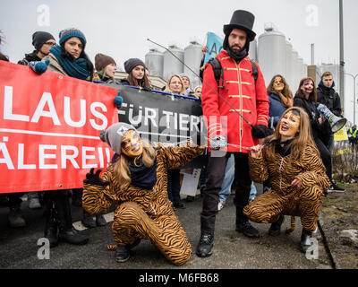 München, Deutschland. 3 Mär, 2018. Tierschützer gegen die Haltung von Zirkustieren außerhalb von "Circus Krone" in München, Deutschland, 3. März 2018 demonstrieren. Rund 1.000 Menschen versammelt, um zu protestieren. Credit: Matthias Balk/dpa/Alamy leben Nachrichten Stockfoto