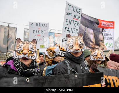 München, Deutschland. 3 Mär, 2018. Tierschützer tragen Tiermasken bei einer Demonstration gegen die Haltung von Zirkustieren außerhalb von "Circus Krone" in München, Deutschland, am 3. März 2018. Rund 1.000 Menschen versammelt, um zu protestieren. Credit: Matthias Balk/dpa/Alamy leben Nachrichten Stockfoto