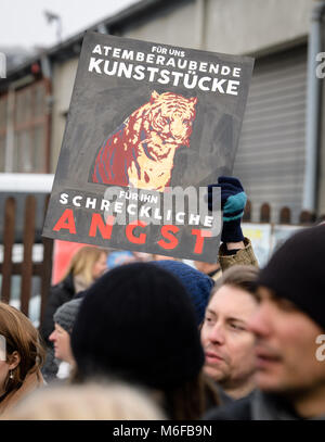 München, Deutschland. 3 Mär, 2018. Tierschützer halten ein Schild mit der Aufschrift "Für uns atemberaubende Kunststücke - Für ihn schreckliche Angst" (Lit. "Atemberaubende Tricks auf Kosten der schreckliche Angst") bei einer Demonstration gegen die Haltung von Zirkustieren außerhalb von "Circus Krone" in München, Deutschland, am 3. März 2018. Rund 1.000 Menschen versammelt, um zu protestieren. Credit: Matthias Balk/dpa/Alamy leben Nachrichten Stockfoto