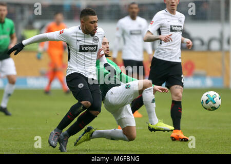 03 März 2018, Deutschland, Frankfurt/Main: Deutsche Bundesligaspiel Eintracht Frankfurt vs Hannover 96 an der Commerzbank-Arena. Die Frankfurter Simon Falette (l) und der Hannoverschen Marvin Bakalorz vie für den Ball. Foto: Thomas Frey/dpa-(EMBARGO BEDINGUNGEN - ACHTUNG: Aufgrund der Akkreditierung Richtlinien, die DFL gestattet nur die Veröffentlichung und Verwertung von bis zu 15 Bildern pro Spiel im Internet und in online Medien während des Spiels.) Quelle: dpa Picture alliance/Alamy leben Nachrichten Stockfoto