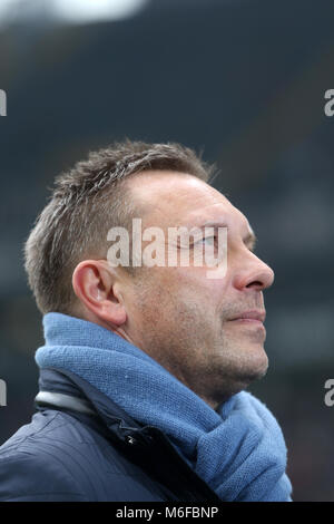 03 März 2018, Deutschland, Frankfurt/Main: Deutsche Bundesligaspiel Eintracht Frankfurt vs Hannover 96 an der Commerzbank-Arena. Hannovers manager Andre Breitenreiter wartet, um das Spiel zu starten. Foto: Thomas Frey/dpa-(EMBARGO BEDINGUNGEN - ACHTUNG: Aufgrund der Akkreditierung Richtlinien, die DFL gestattet nur die Veröffentlichung und Verwertung von bis zu 15 Bildern pro Spiel im Internet und in online Medien während des Spiels.) Quelle: dpa Picture alliance/Alamy leben Nachrichten Stockfoto