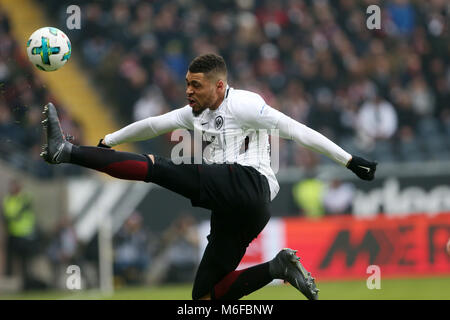 03 März 2018, Deutschland, Frankfurt/Main: Deutsche Bundesligaspiel Eintracht Frankfurt vs Hannover 96 an der Commerzbank-Arena. Die Frankfurter Simon Falette in Aktion. Foto: Thomas Frey/dpa-(EMBARGO BEDINGUNGEN - ACHTUNG: Aufgrund der Akkreditierung Richtlinien, die DFL gestattet nur die Veröffentlichung und Verwertung von bis zu 15 Bildern pro Spiel im Internet und in online Medien während des Spiels.) Quelle: dpa Picture alliance/Alamy leben Nachrichten Stockfoto