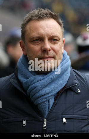 03 März 2018, Deutschland, Frankfurt/Main: Deutsche Bundesligaspiel Eintracht Frankfurt vs Hannover 96 an der Commerzbank-Arena. Hannovers manager Andre Breitenreiter wartet, um das Spiel zu starten. Foto: Thomas Frey/dpa-(EMBARGO BEDINGUNGEN - ACHTUNG: Aufgrund der Akkreditierung Richtlinien, die DFL gestattet nur die Veröffentlichung und Verwertung von bis zu 15 Bildern pro Spiel im Internet und in online Medien während des Spiels.) Quelle: dpa Picture alliance/Alamy leben Nachrichten Stockfoto