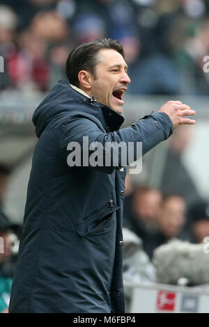 03 März 2018, Deutschland, Frankfurt/Main: Deutsche Bundesligaspiel Eintracht Frankfurt vs Hannover 96 an der Commerzbank-Arena. Die Frankfurter manager Niko Kovac beauftragt sein Team von der Seitenlinie. Foto: Thomas Frey/dpa-(EMBARGO BEDINGUNGEN - ACHTUNG: Aufgrund der Akkreditierung Richtlinien, die DFL gestattet nur die Veröffentlichung und Verwertung von bis zu 15 Bildern pro Spiel im Internet und in online Medien während des Spiels.) Quelle: dpa Picture alliance/Alamy leben Nachrichten Stockfoto