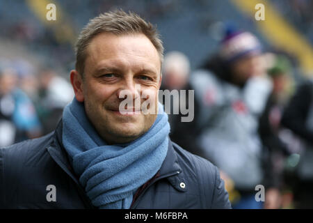 03 März 2018, Deutschland, Frankfurt/Main: Deutsche Bundesligaspiel Eintracht Frankfurt vs Hannover 96 an der Commerzbank-Arena. Hannovers manager Andre Breitenreiter wartet, um das Spiel zu starten. Foto: Thomas Frey/dpa-(EMBARGO BEDINGUNGEN - ACHTUNG: Aufgrund der Akkreditierung Richtlinien, die DFL gestattet nur die Veröffentlichung und Verwertung von bis zu 15 Bildern pro Spiel im Internet und in online Medien während des Spiels.) Quelle: dpa Picture alliance/Alamy leben Nachrichten Stockfoto