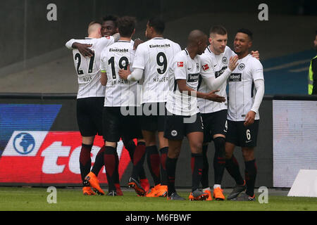 03 März 2018, Deutschland, Frankfurt/Main: Deutsche Bundesligaspiel Eintracht Frankfurt vs Hannover 96 an der Commerzbank-Arena. Die Frankfurter Spieler feiern das 1:0. Foto: Thomas Frey/dpa-(EMBARGO BEDINGUNGEN - ACHTUNG: Aufgrund der Akkreditierung Richtlinien, die DFL gestattet nur die Veröffentlichung und Verwertung von bis zu 15 Bildern pro Spiel im Internet und in online Medien während des Spiels.) Quelle: dpa Picture alliance/Alamy leben Nachrichten Stockfoto