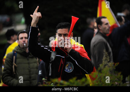 Malaga, Spanien. 3 Mär, 2018. Ein Mann mit spanischer Flagge verwendet ein Pfeifen, als er an einer Demonstration dauert gleich Gehälter und Arbeitsbedingungen für alle Polizeikräfte in der Innenstadt von Málaga. Der Verein mit dem Namen 'Jusapol', wem gehören die Mitglieder des Spanischen Bürgerkriegs Wachen und Spanischen Nationalen Polizei, Anspruch auf Spanische Regierung die gleichen Gehälter und Rechte im Vergleich mit der katalanischen Mossos de Esquadra und der baskischen Ertzaintza Polizei. Bild: J MÃ‰ RIDA 03032018 1-24.jpg /SOPA Images/ZUMA Draht/Alamy leben Nachrichten Stockfoto