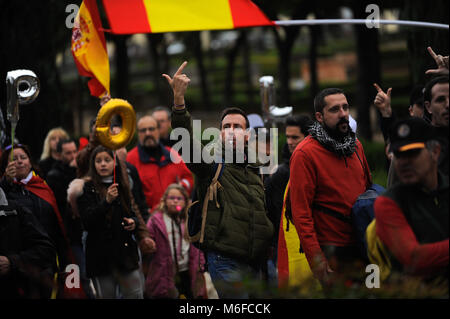 Malaga, Spanien. 3 Mär, 2018. Ein Mann nutzt einen Pfiff, als er an einer Demonstration dauert gleich Gehälter und Arbeitsbedingungen für alle Polizeikräfte in der Innenstadt von Málaga. Der Verein mit dem Namen 'Jusapol', wem gehören die Mitglieder des Spanischen Bürgerkriegs Wachen und Spanischen Nationalen Polizei, Anspruch auf Spanische Regierung die gleichen Gehälter und Rechte im Vergleich mit der katalanischen Mossos de Esquadra und der baskischen Ertzaintza Polizei. Bild: J MÃ‰ RIDA 03032018 1-20.jpg /SOPA Images/ZUMA Draht/Alamy leben Nachrichten Stockfoto