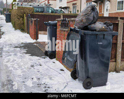 Ashourne, Derbyshire. 3. März 2018. UK Wetter: überquellenden Mülleimer von Donnerstag Warten auf Abholung durch Derbyshire Dales District Council, wie sie oben auf bin Posten fangen nach dem Kalten verschneiten Wetter in Ashbourne, Derbyshire, England, UK Credit: Doug Blane/Alamy leben Nachrichten Stockfoto