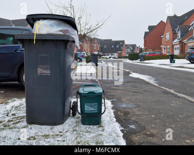 Ashourne, Derbyshire. 3. März 2018. UK Wetter: überquellenden Mülleimer von Donnerstag Warten auf Abholung durch Derbyshire Dales District Council, wie sie oben auf bin Posten fangen nach dem Kalten verschneiten Wetter in Ashbourne, Derbyshire, England, UK Credit: Doug Blane/Alamy leben Nachrichten Stockfoto