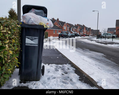 Ashourne, Derbyshire. 3. März 2018. UK Wetter: überquellenden Mülleimer von Donnerstag Warten auf Abholung durch Derbyshire Dales District Council, wie sie oben auf bin Posten fangen nach dem Kalten verschneiten Wetter in Ashbourne, Derbyshire, England, UK Credit: Doug Blane/Alamy leben Nachrichten Stockfoto