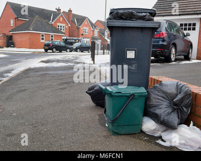 Ashourne, Derbyshire. 3. März 2018. UK Wetter: überquellenden Mülleimer von Donnerstag Warten auf Abholung durch Derbyshire Dales District Council, wie sie oben auf bin Posten fangen nach dem Kalten verschneiten Wetter in Ashbourne, Derbyshire, England, UK Credit: Doug Blane/Alamy leben Nachrichten Stockfoto