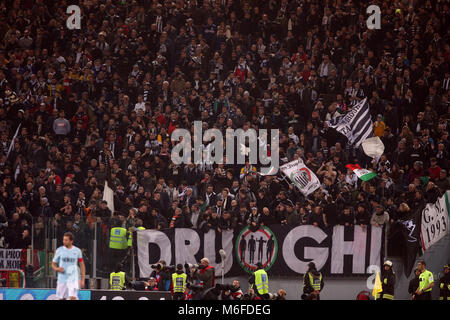 Rom, Italien. 3. März 2018. Serie A SS Lazio vs FC Juventus. JUVENTUS Unterstützer in Aktion während des Spiels S.S. Lazio vs F.C. Juventus im Stadio Olimpico in Rom. Credit: Marco iacobucci/Alamy Live News Credit: Marco iacobucci/Alamy leben Nachrichten Stockfoto