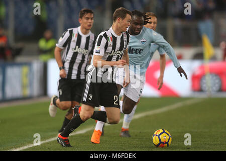 Rom, Italien. 3. März 2018. Serie A SS Lazio vs FC Juventus. STEPHAN LICHSTEINER (Juv), die in Aktion während des Spiels S.S. Lazio vs F.C. Juventus im Stadio Olimpico in Rom. Credit: Marco iacobucci/Alamy Live News Credit: Marco iacobucci/Alamy leben Nachrichten Stockfoto