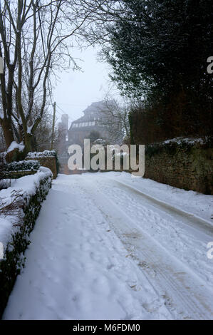 Hook Norton, Oxfordshire, England, UK. 3. März 2018. Wetter: Schnee bedeckten Straßen durch Sturm Emma und das Tier aus dem Osten in Richtung der Brauerei führen in der Cotswold Village von Hook Norton erstellt. Credit: Maria Grün/Alamy leben Nachrichten Stockfoto