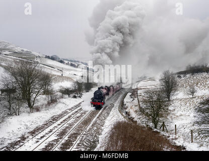 Lancashire, UK. 3. März 2018. In eine winterliche Landschaft, Dampflokomotive "Galatea" schleppt' den Pennine Limited" sonderzug bis Grube Neigung zu kopieren, in der Nähe von Burnley, Lancashire. Die Kombination von Kälte und den steilen Gradienten erzeugen eine beeindruckende Menge von Rauch und Dampf der Lokomotive. Die Reise ging von Carnforth (Lancashire), Preston, Manchester, Sheffield, Wakefield, und Blackburn vor der Rückkehr in Carnforth. Quelle: John Bentley/Alamy leben Nachrichten Stockfoto