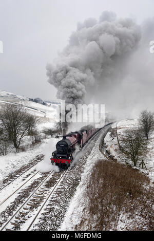 Lancashire, UK. 3. März 2018. In eine winterliche Landschaft, Dampflokomotive "Galatea" schleppt' den Pennine Limited" sonderzug bis Grube Neigung zu kopieren, in der Nähe von Burnley, Lancashire. Die Kombination von Kälte und den steilen Gradienten erzeugen eine beeindruckende Menge von Rauch und Dampf der Lokomotive. Die Reise ging von Carnforth (Lancashire), Preston, Manchester, Sheffield, Wakefield, und Blackburn vor der Rückkehr in Carnforth. Quelle: John Bentley/Alamy leben Nachrichten Stockfoto