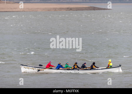 UK Wetter - Appledore Damen Gig Crew trotzen dem Kabbeligen Bedingungen auf dem Fluss Torridge nach Sturm Emma in North Devon. Stockfoto