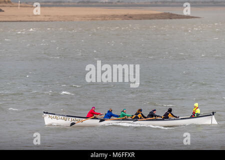 UK Wetter - Appledore Damen Gig Crew trotzen dem Kabbeligen Bedingungen auf dem Fluss Torridge nach Sturm Emma in North Devon. Stockfoto