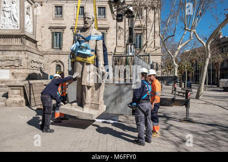 Barcelona, Katalonien, Spanien. 3 Mär, 2018. Das technische Personal der Stadtverwaltung von Barcelona gesehen Entfernen der Skulptur der Philanthrop und Sklavenhändler Antonio Lopez Marquis Comillas. Ab 2014 wird der OS Racisme Katalonien' vorgeschlagen, um die Änderung des Platzes name, populäre Organisationen zur Verteidigung der Rechte der Migranten wiederholt die Beseitigung des Denkmals angefordert haben. Credit: Paco Freire/SOPA Images/ZUMA Draht/Alamy leben Nachrichten Stockfoto